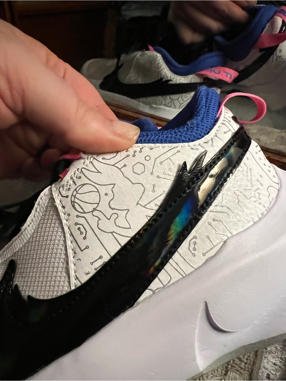 NIKE Team Hustle D10 SE Space Jam Basketball Sneakers White Blue Pink Girl's 5.5 - Picture 5 of 10